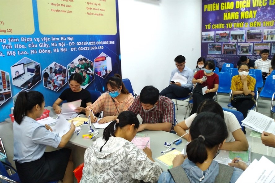 Người lao động làm thủ tục nhận kết quả hưởng trợ cấp thất nghiệp tại Trung tâm DVVL Hà Nội. Ảnh: Trần Kiều