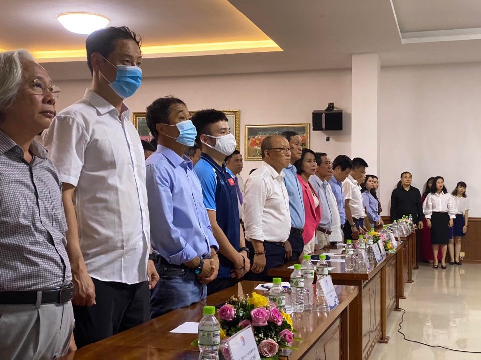 Lãnh đạo VFF và các vị khách mời, phóng viên dành phút tưởng nhớ đến huấn luyện viên Alfred Riedl. Ảnh: Hoài Thu