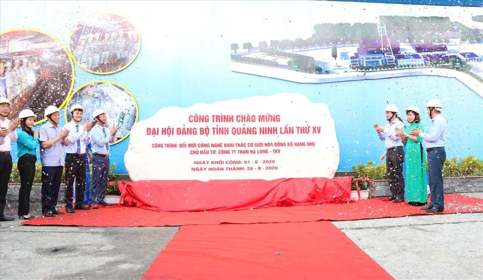 Lãnh đạo tỉnh Quảng Ninh và Tập đoàn Công nghiệp Than- Khoáng sản Việt Nam gắn biển chào mừng Đại hội tỉnh Đảng bộ lần thứ XV (nhiệm kỳ 2021-2025) tại Cty than Hạ Long. Ảnh: P. Tăng