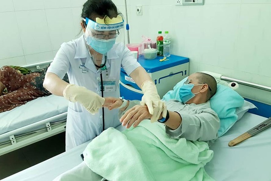 Một nạn nhân vụ pate Minh Chay điều trị tại bệnh viện. Ảnh: Kh.V