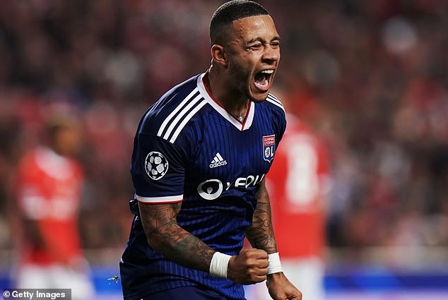 Depay cần cân nhắc với Barca. Ảnh: Getty.