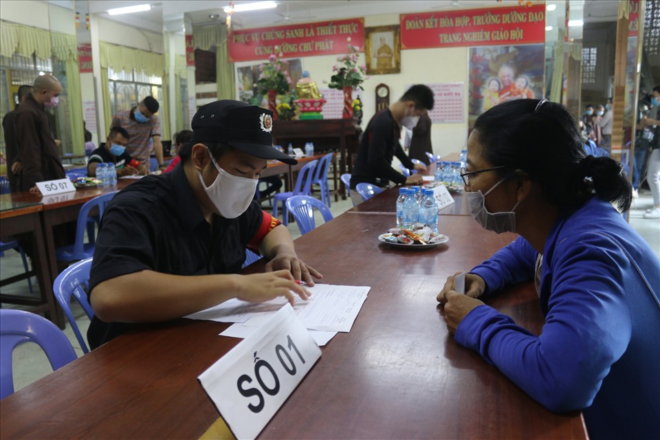 Người dân đến làm thủ tục nhận dạng tro cốt của thân nhân. Ảnh: Anh Tú