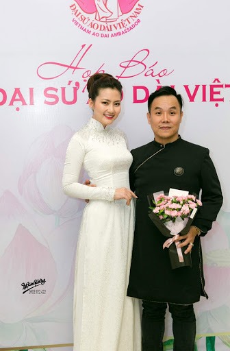 NTK áo dài Việt Hùng. Ảnh: NSCC
