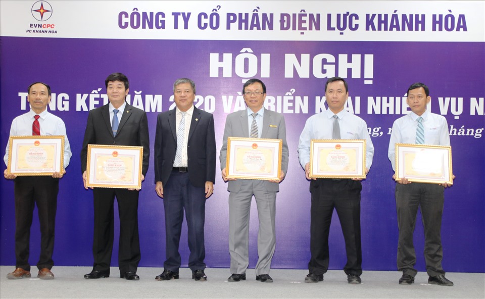 2 Tập thể và 3 cá nhân của PC Khánh Hòa nhận bằng khen của Bộ Công thương. Ảnh: Phương Linh