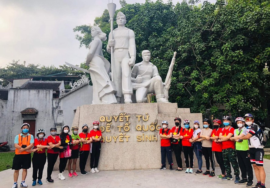 Du khách tham gia tour xe đạp “Tinh hoa Tràng An” có cơ hội khám phá, tham quan nhiều di tích của Thủ đô. Ảnh: NVCC