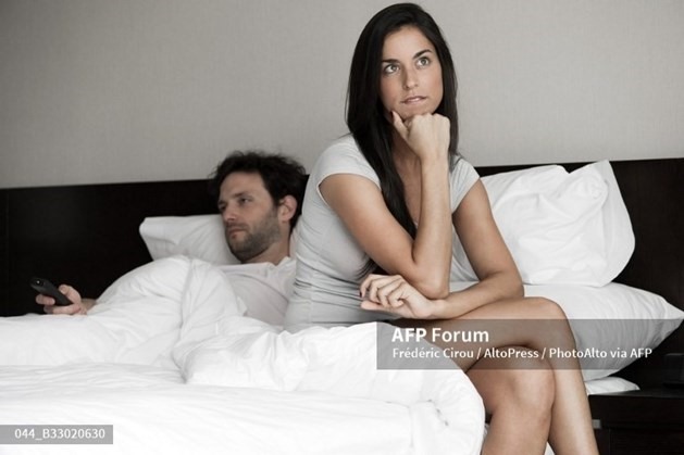 Đàn ông dù yêu vợ nhưng vẫn không dứt ngoại tình. Ảnh: AFP