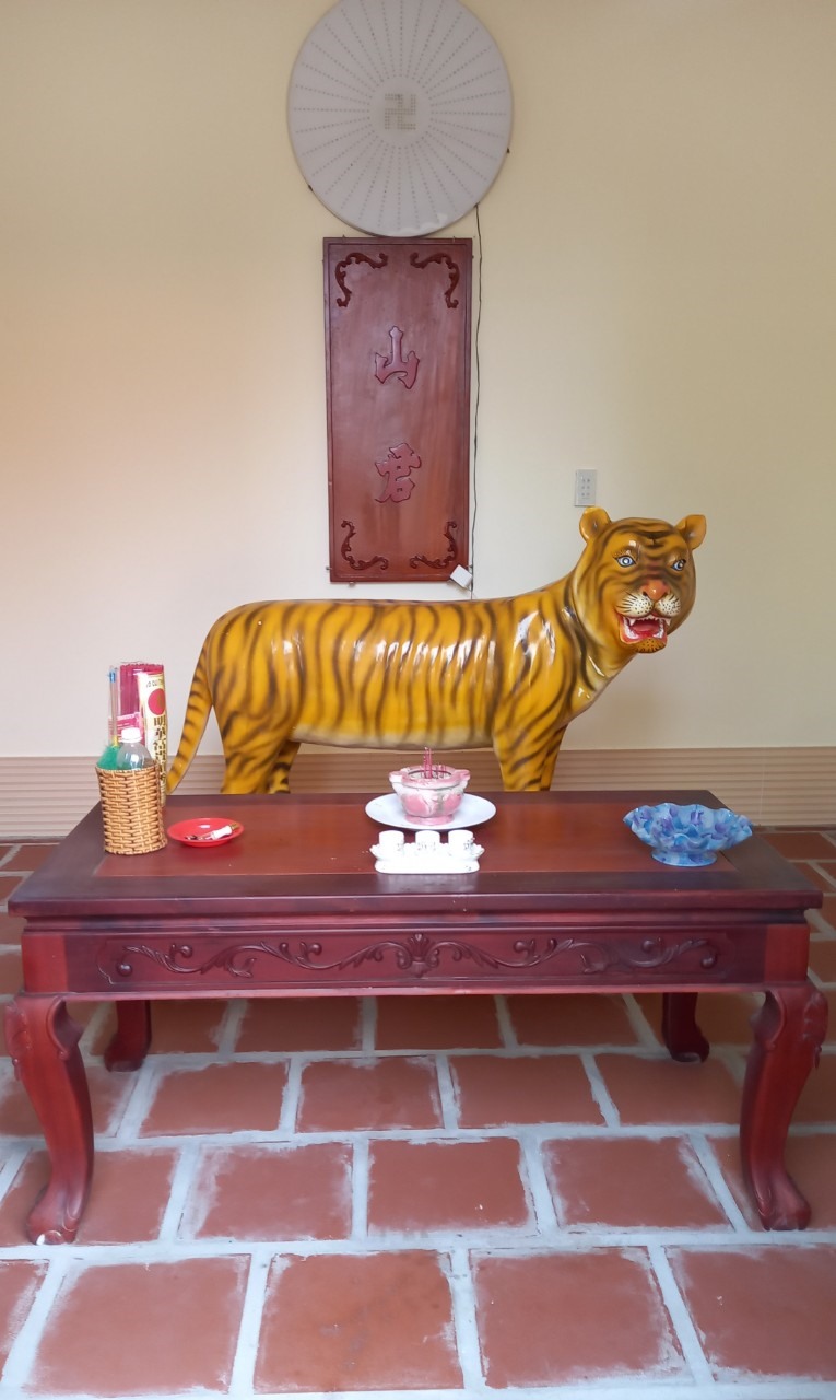 Tượng hổ được thờ tại Đền thần Tân An. Ảnh: Phong Ly