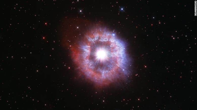Ngôi sao khổng lồ hiếm thấy đang đấu tranh để tránh tự hủy diệt do kính thiên văn Hubble chụp. Ảnh: NASA