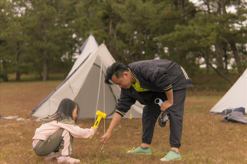 Trong nhũng ngày cuối tuần, nhiều gia đình trẻ thường lựa chọn khu vực sát Suối Vàng, Đà Lạt để cắm trại. Khu vực này vừa có không khí mát mẻ lại vừa có thể ngắm những dải cỏ hồng...