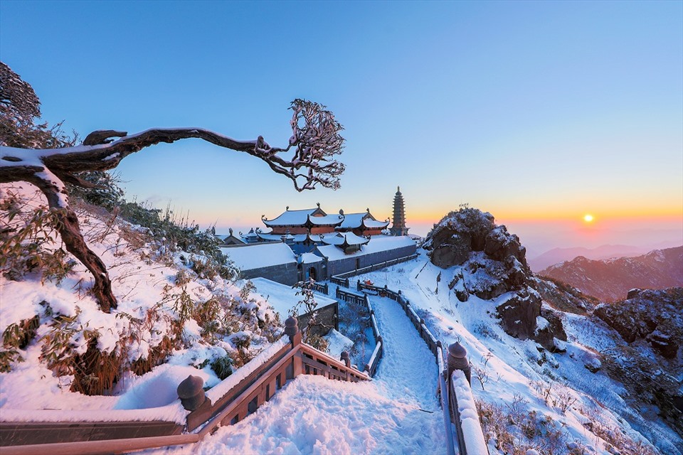 tuyết đã rơi trên đỉnh Fansipan trong nhiều ngày, tạo nên một khung cảnh đẹp như phim cổ trang, Ảnh: BTC