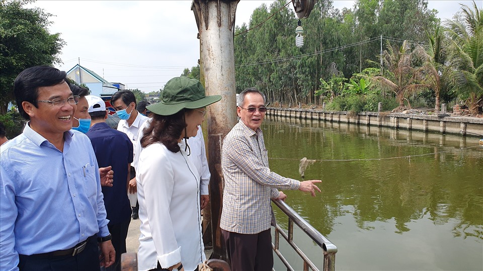 Bí thư, Phó bí thư Tỉnh ủy Bạc Liêu kiểm tra hệ thống cống, đập tại kênh Vĩnh Phong, nối thị xã Giá Rai với huyện Phước Long. Ảnh: Nhật Hồ