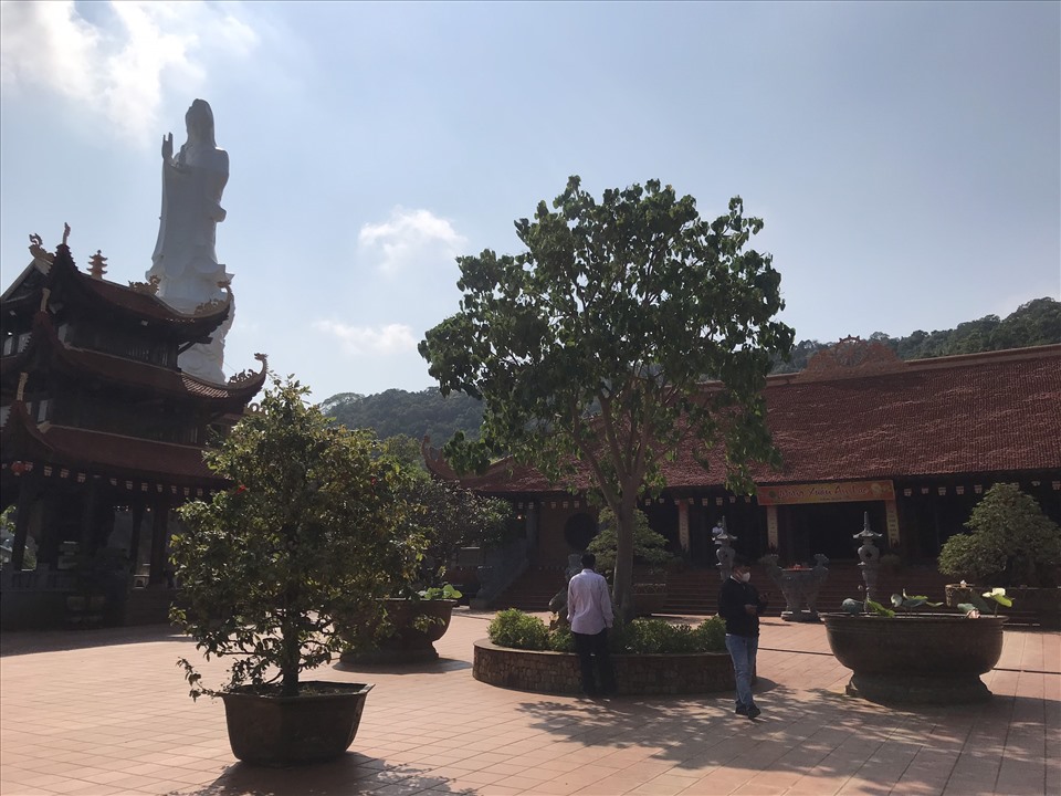 Khuôn viên chùa Hộ Quốc. Ảnh: Hương Mai