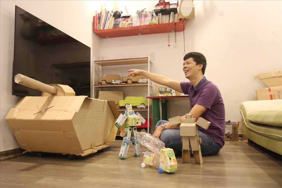 Anh Huy chia sẻ về thành quả chế tạo đồ chơi tái chế. Ảnh: Huy Hoàng.