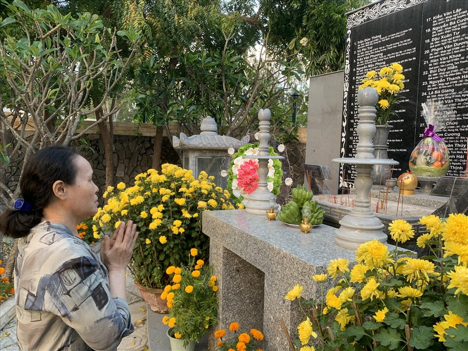 “Tôi cảm thấy được an ủi rất nhiều khi chồng mình được nhắc nhớ, khói hương trong một khuôn viên tuyệt đẹp như thế này” - chị Hà nói