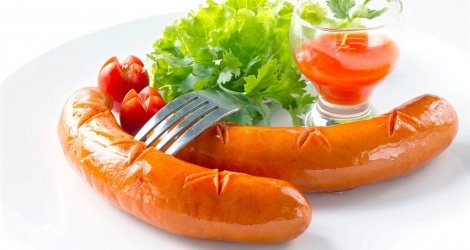 Nếu sử dụng trong ngưỡng an toàn, bản thân xúc xích không gây độc nhưng nếu bạn ăn thường xuyên với số lượng nhiều thì sẽ gây hại cho sức khỏe. Ảnh: Heathplus