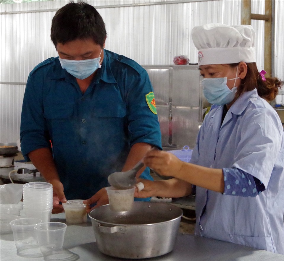 Chuẩn bị suất ăn cho 37 trẻ em ở khu cách ly.