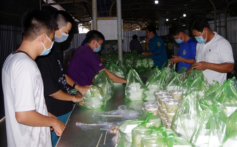 Thức ăn đảm bảo dinh dưỡng được chuẩn bị sẵn để kịp phát cho các cháu vào chiều 18.3