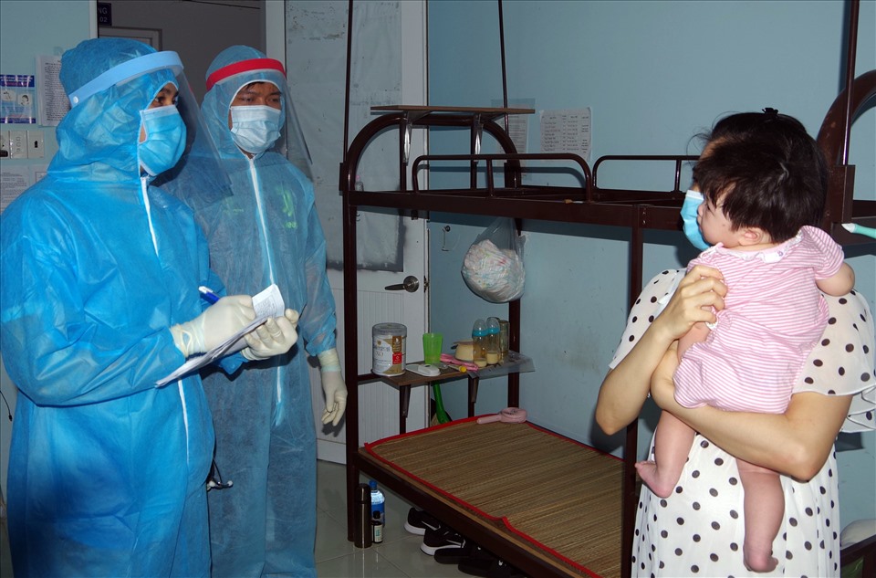 Nhân viên y tế thường xuyên thăm hỏi, theo dõi sức khỏe các cháu