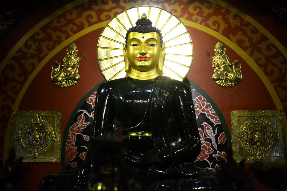 Tượng Phật Thích Ca được chế tác từ ngọc nguyên khối, tọa lạc nơi trang trọng nhất và là linh hồn của Đền Phật Ngọc. Ảnh: Lục Tùng