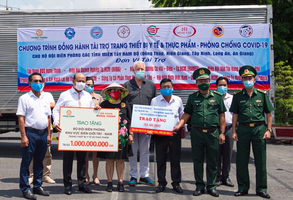 Đại diện Tập đoàn Hưng Thịnh cùng các đơn vị: Công ty CP Thực phẩm Bình Tây, Hiệp Hội Vận tải TP.HCM, Hội Hữu nghị Việt Nam - Campuchia TP.HCM… trong buổi trao tài trợ