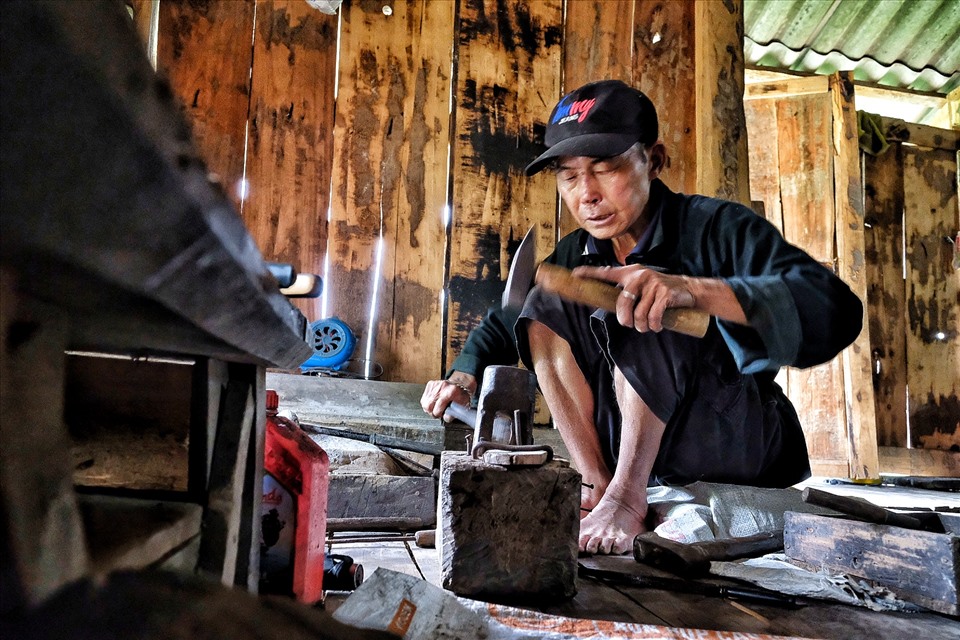 Nghệ nhân chạm bạc ở Pờ Ly Ngài