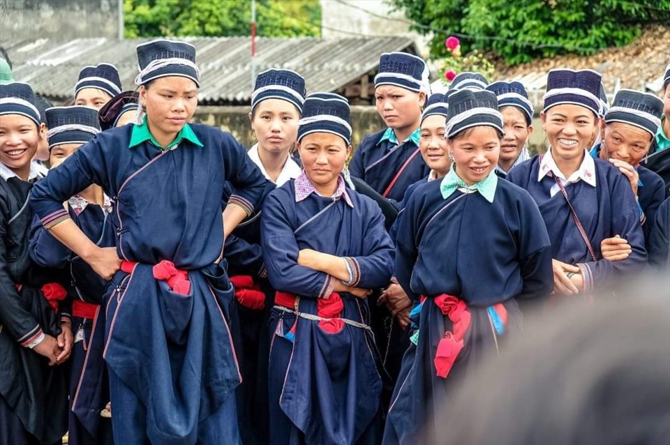Phụ nữ người Dao Áo Dài ở Bản Luốc
