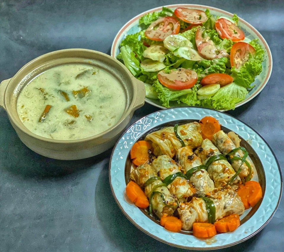 Bắp cải cuộn nấm, salad sốt dầu mè, canh bí đỏ nước cốt dừa. Ảnh: Thanh Thoa