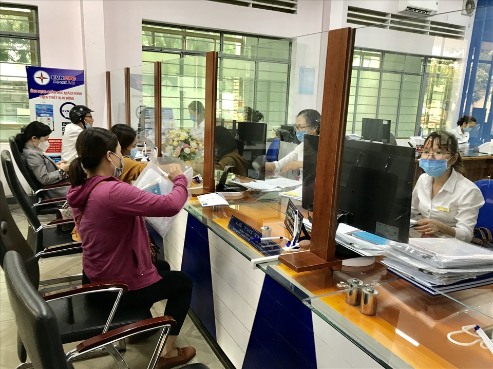 Người dân thực hiện giao dịch tại Điện lực Pleiku. Ảnh VH
