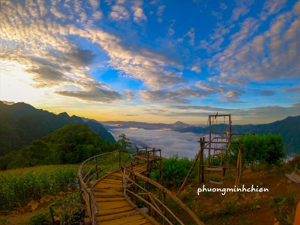 Từ trung tâm huyện Mai Châu, di chuyển khoảng 30 km vượt qua ngọn núi cao chừng 1.200 m so với mực nước biển, khách du lịch sẽ đến được xã Pà Cò, đi khoảng 10 km nữa thì đến xã Hang Kia. Ảnh: Phương Minh Chiến