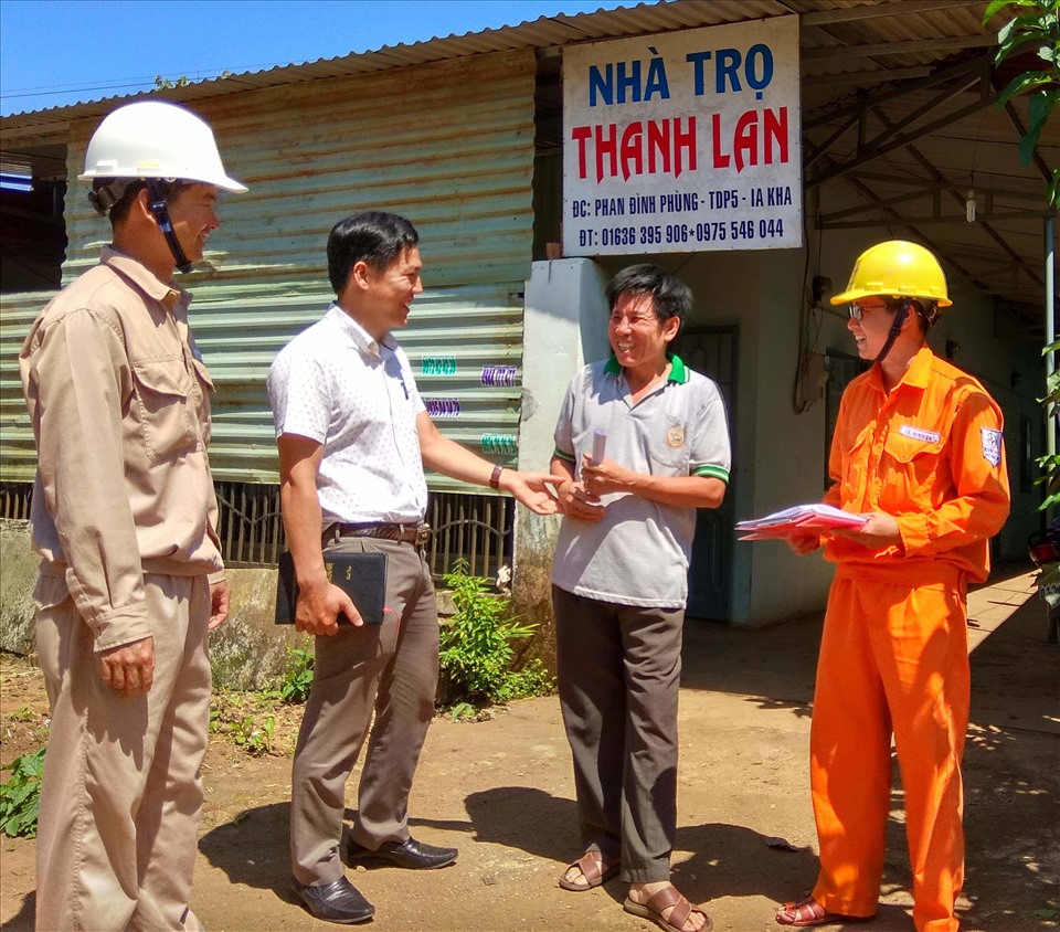 Điện lực huyện Ia Grai về tận cơ sở, nhà trọ tuyên truyền người dân tiết kiệm điện. Ảnh HV