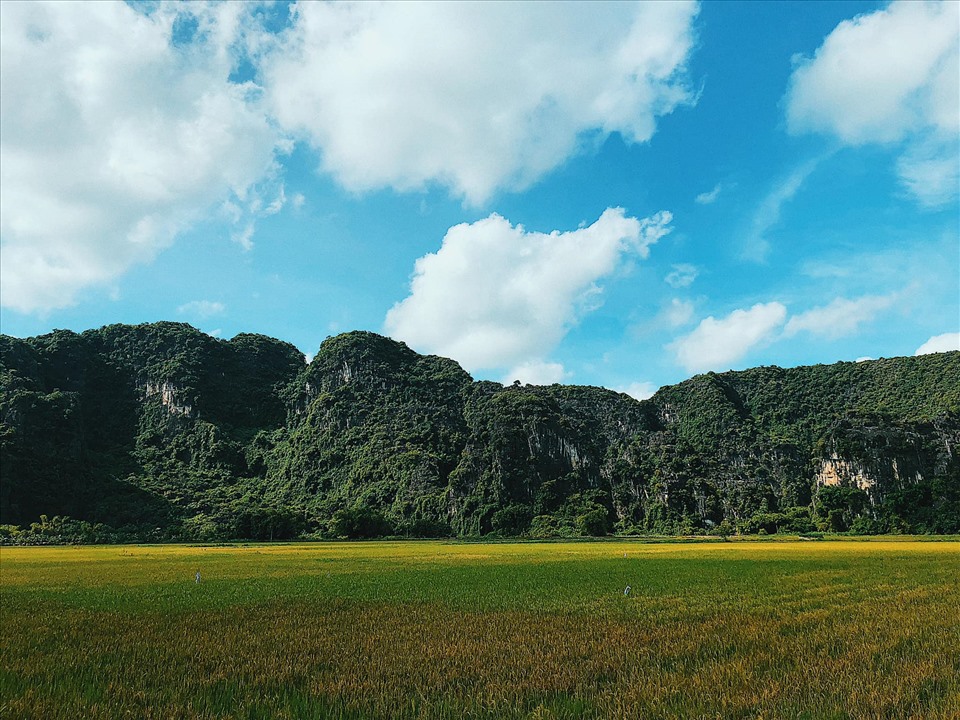Những phong cảnh tuyệt đẹp, cảnh núi ẩn mây trời, mây che ấp núi, non nước hòa quyện với nhau tạo nên cảnh quan hùng vĩ, cùng với đó là phong cảnh của một vùng quê hiền hòa, yên ả.