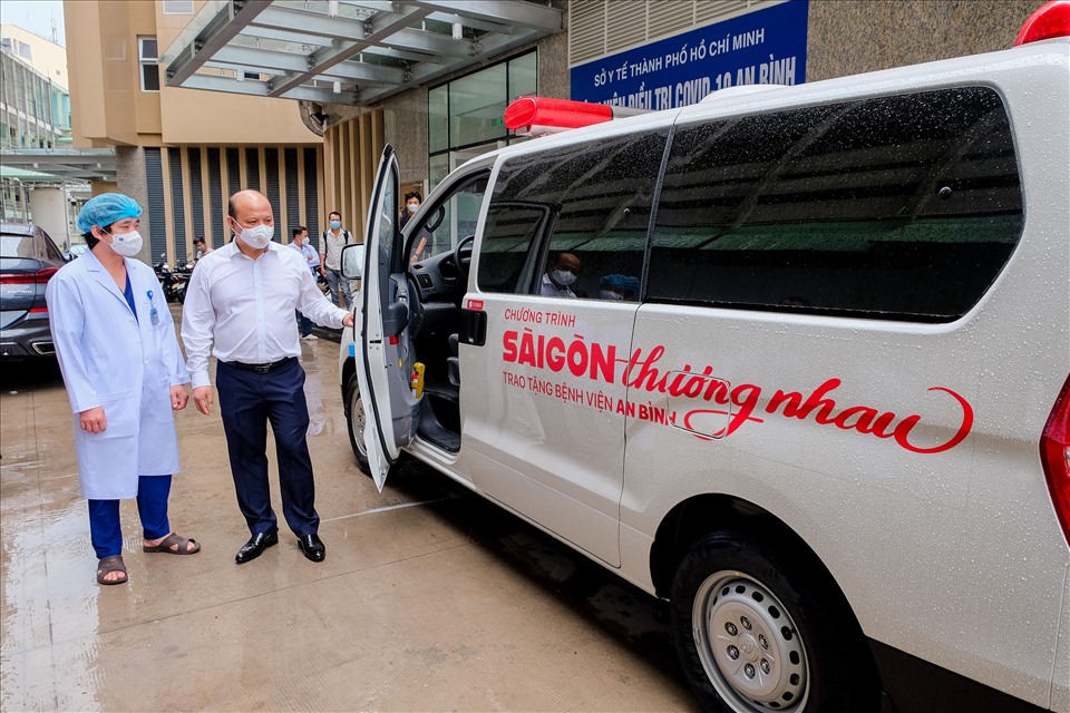 Ông Lê Trọng Khương – Phó Chủ tịch Tập đoàn Hưng Thịnh kiêm Tổng Giám đốc Hưng Thịnh Land tại buổi trao tặng 1 xe cứu thương cho Bệnh viện điều trị Covid-19 An Bình