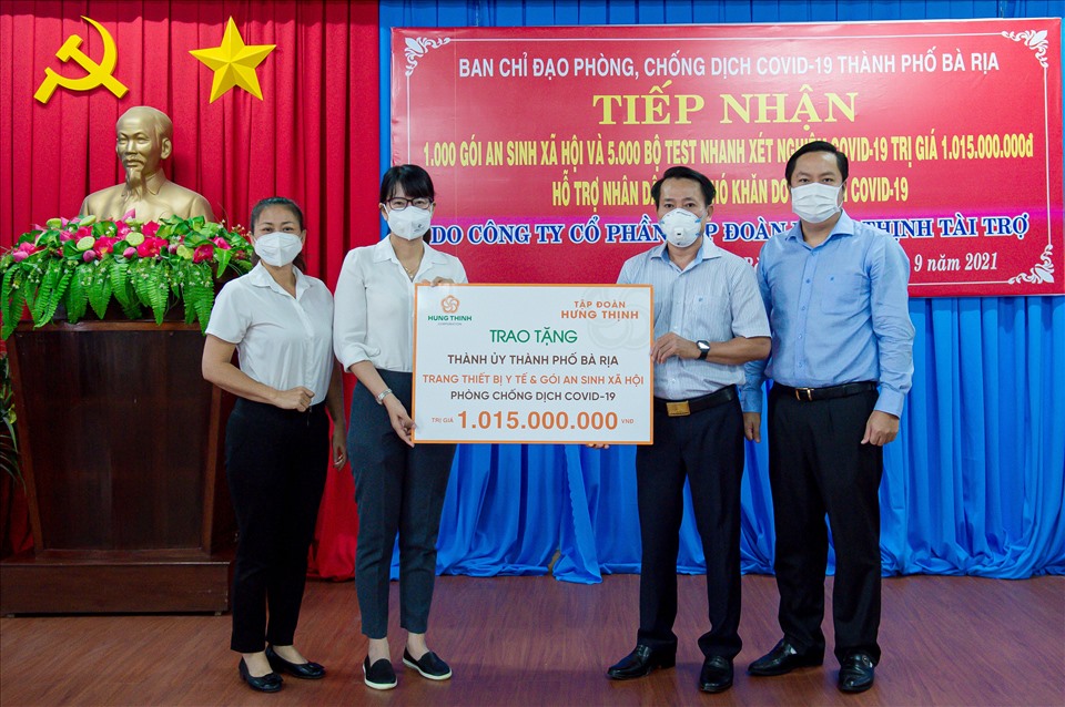 Đại diện Tập đoàn Hưng Thịnh trao tặng trang thiết bị y tế và gói an sinh hơn 1 tỷ đồng cho Thành ủy thành phố Bà Rịa, tỉnh Bà Rịa – Vũng Tàu