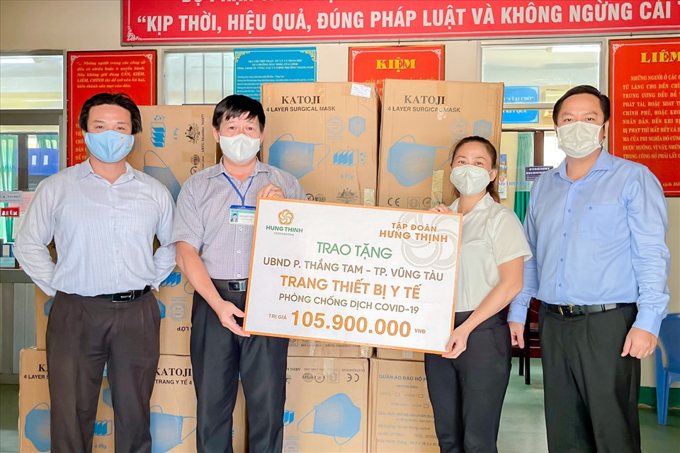 Đại diện Tập đoàn Hưng Thịnh trao tặng gói trang thiết bị y tế cho UBND phường Thắng Tam, thành phố Vũng Tàu