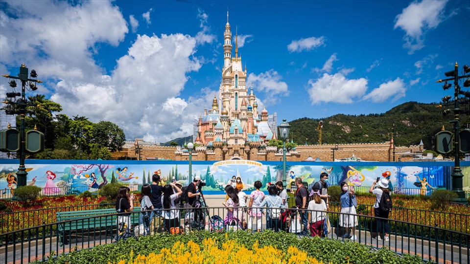 Lâu đài của những giấc mơ kỳ diệu tại Disneyland của Hồng Kông vào ngày 18.6.2020, sau khi công viên giải trí chính thức mở cửa trở lại sau gần 5 tháng đóng cửa. Ảnh: Anthony Wallace / AFP qua Getty Images
