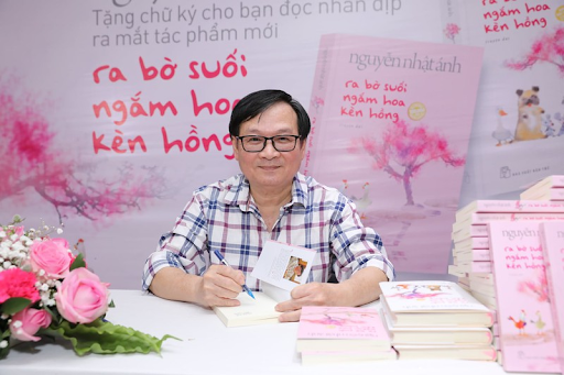 Nhà văn Nguyễn Nhật Ánh trong buổi họp báo ra mắt tác phẩm “Ra bờ suối ngắm hoa kèn hồng“. Ảnh: NXB Trẻ
