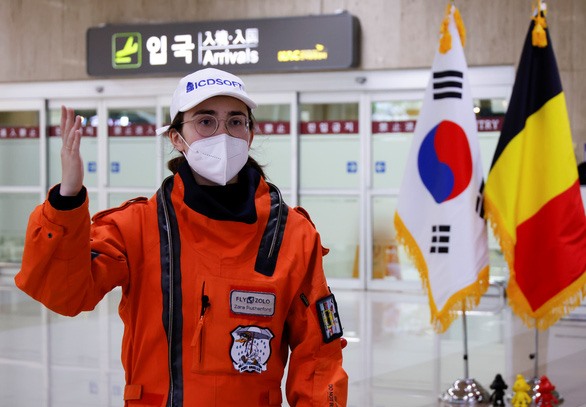 Zara Rutherford đến sân bay Hàn Quốc ngày 11.12. Ảnh: Reuters