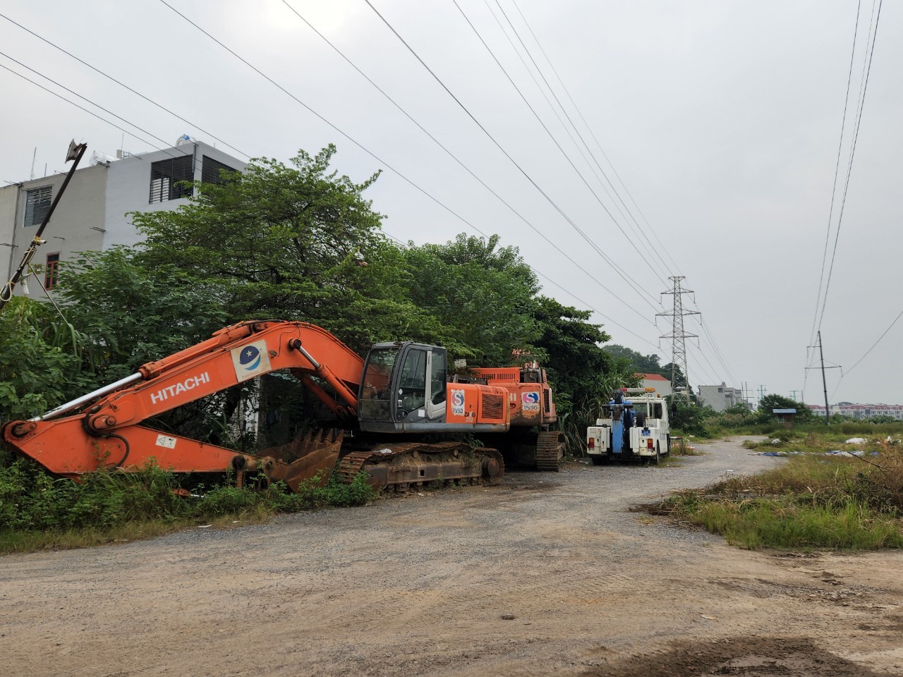 Sau hơn thập kỷ, dự án vàng của quận Hà Đông vẫn chỉ là bãi đất trống hoang hóa, nơi người dân trồng rau, trở thành bãi tập kết xe trái phép...