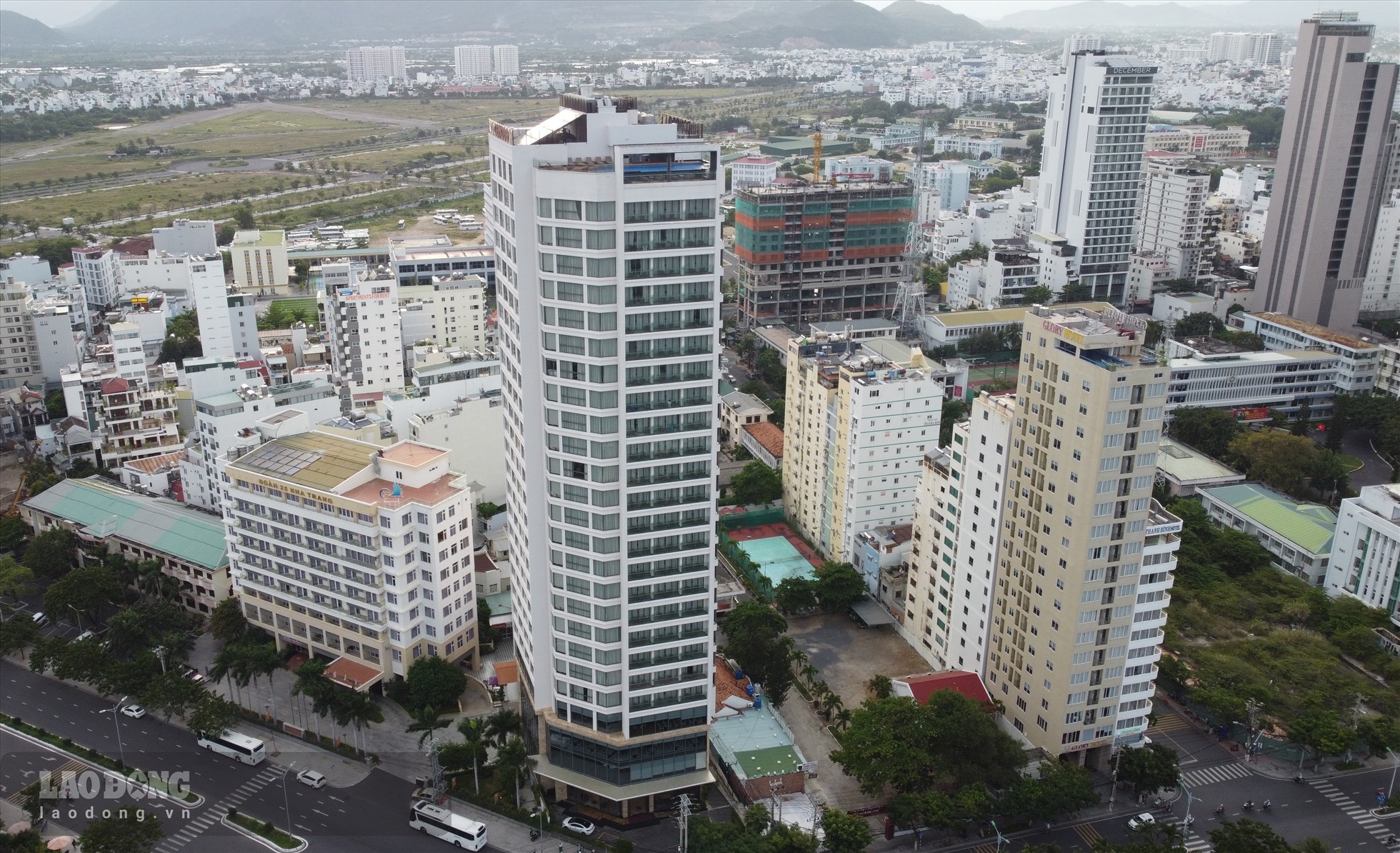 Trong hồ sơ của cơ quan quản lý nhà nước, tại khu đất số 86A Trần Phú có đầu tư  công trình “Khách sạn Bạch Kim”. Đây là dự án hợp tác giữa Cục chính trị Quân khu 5 và Công ty CP Đầu tư và Dịch vụ Khách sạn Thái Bình Dương.