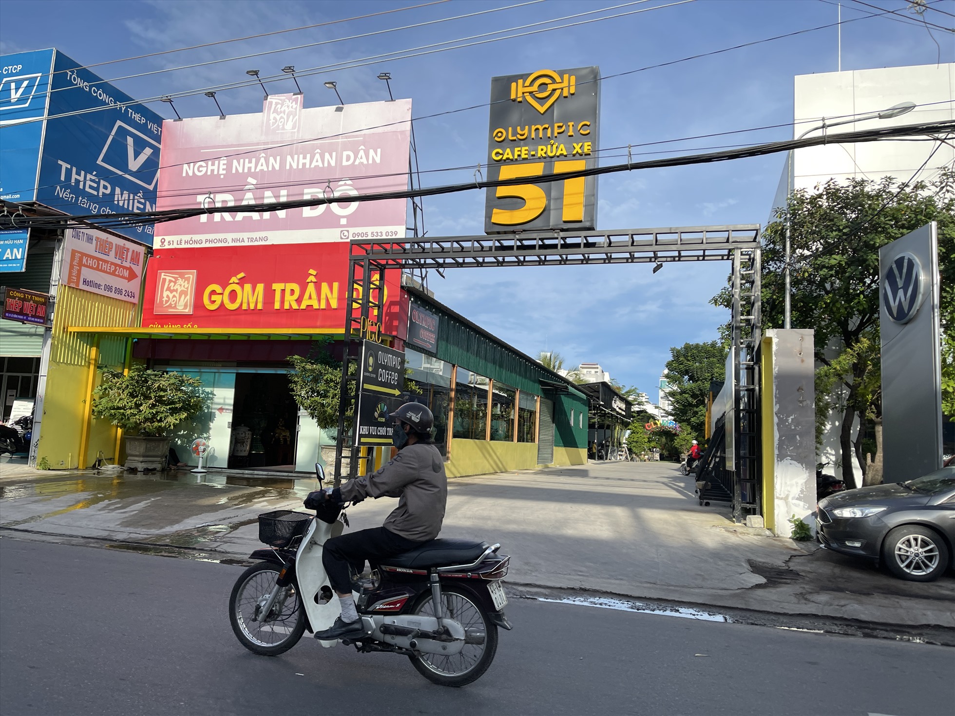 Mặc dù ban đầu dự án có tên là trung tâm Ford Nha Trang nhưng trong thực tế, khu đất 51 Lê Hồng Phong này xuất hiện một điểm rửa xe, quán cafe