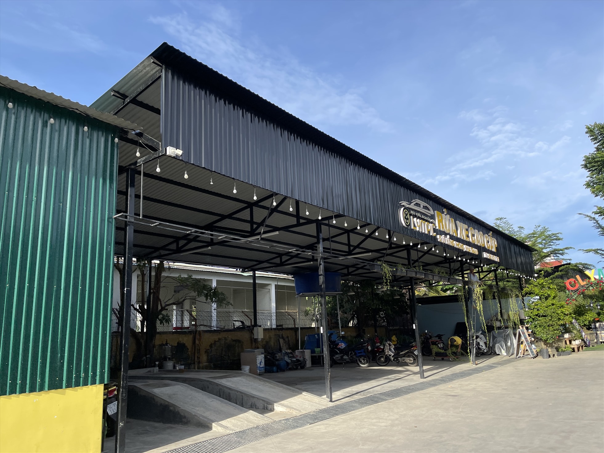 Mặc dù ban đầu dự án có tên là trung tâm Ford Nha Trang nhưng trong thực tế, khu đất 51 Lê Hồng Phong này xuất hiện một điểm rửa xe, quán cafe