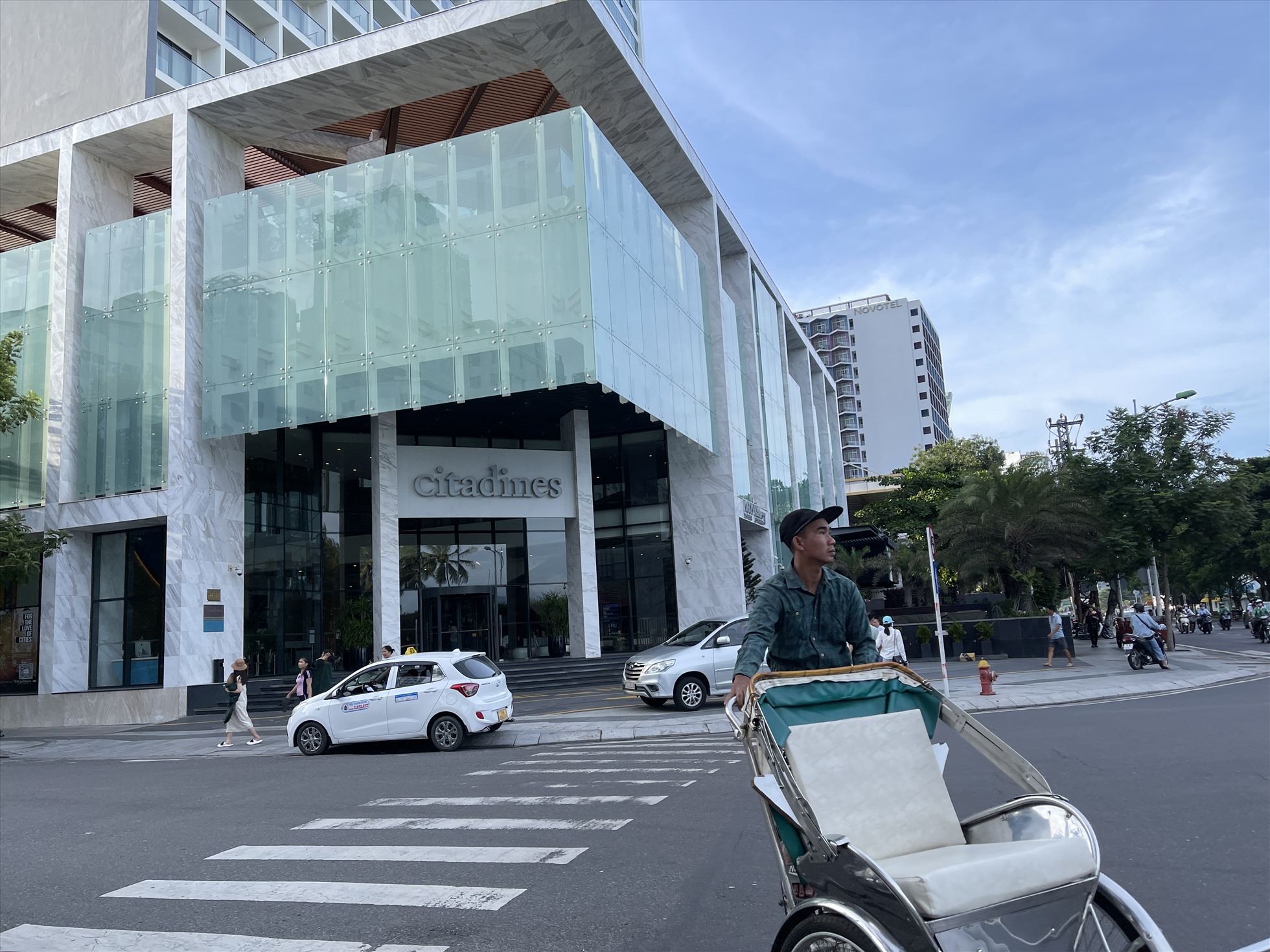 Như trường hợp Khách sạn Mipec Hotel Nha Trang (4567m2) tại số 62 Trần Phú vào năm 2016, Bộ Chỉ huy Quân sự tỉnh Khánh Hòa và Công ty Xuất nhập khẩu tổng hợp Vạn Xuân (Bộ Quốc phòng) ký hợp đồng hợp tác kinh doanh; hiện công trình chưa được địa phương phê duyệt chủ trương đầu tư.