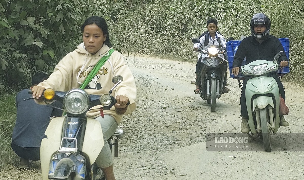 Nhiều người dân sống dọc hai bên đường phải dùng vòi nước tưới đường liên tục và che chắn phía trước nhưng cũng không thể tránh được ô nhiễm.