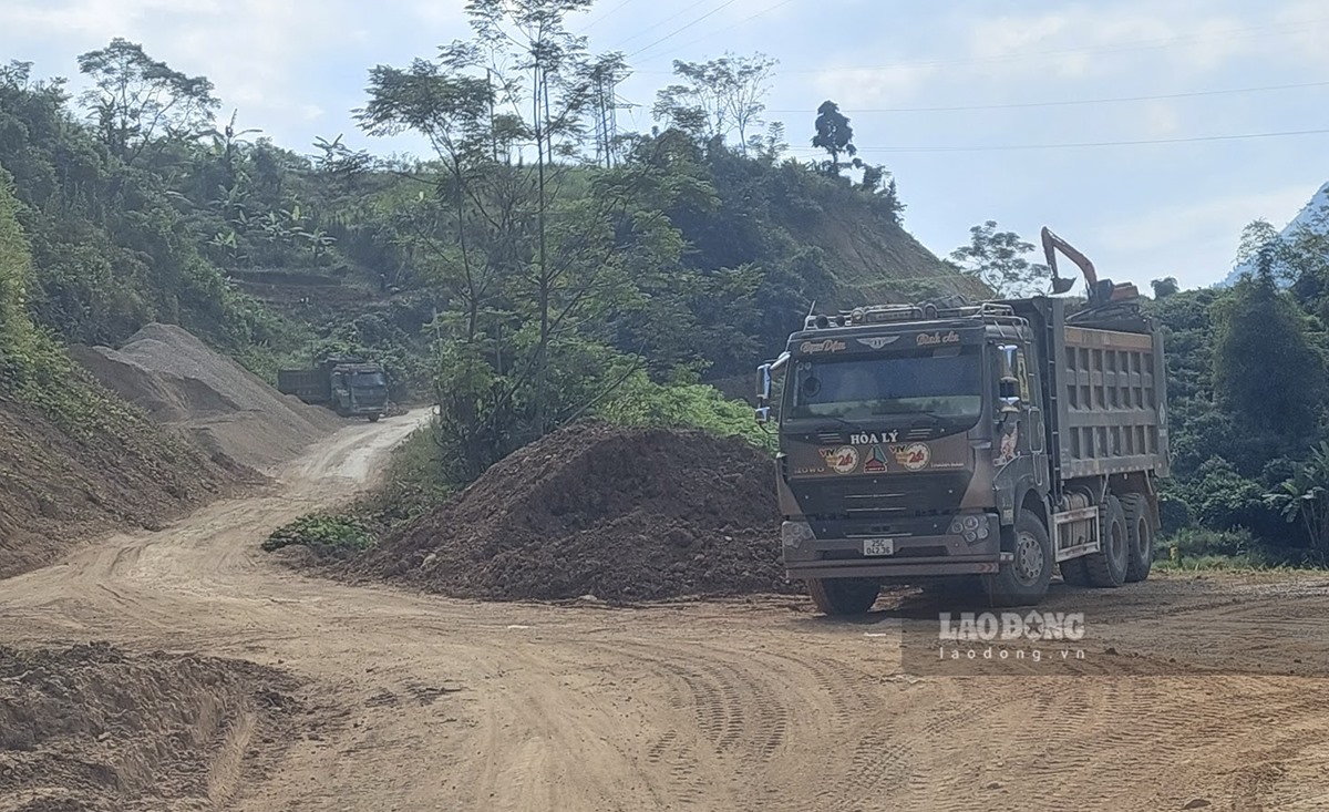 Tại công trường thuộc Dự án nâng cấp tỉnh lộ 130 đang thi công, PV cũng bắt gặp nhiều chiếc xe tải cơi nới thành thùng đang hoạt động.