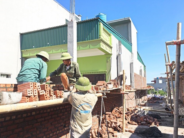 Việc xây thêm tầng phải có giấy phép xây dựng trước khi thực hiện là điều khá dễ hiểu vì đây là trường hợp sửa chữa, cải tạo làm ảnh hưởng đến an toàn kết cấu chịu lực của công trình. Ảnh: Kim Nhung