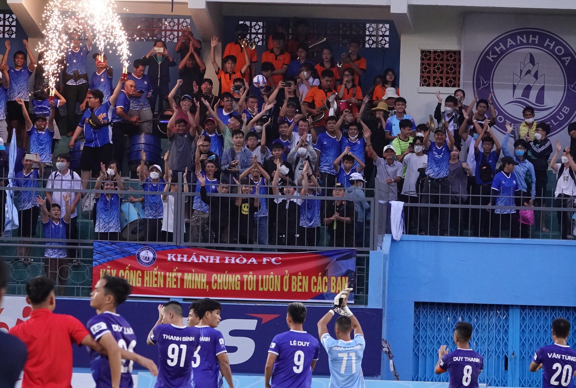 Với chiến thắng 3-1, Khánh Hòa kết thúc giải với vị trí thứ 2 khi có 42 điểm. Họ nối gót Công An Nhân Dân để giành vé dự V.League 2023. Kết thúc trận đấu, đội chủ nhà đã đi đến khán đài B để chia vui với cổ động viên.