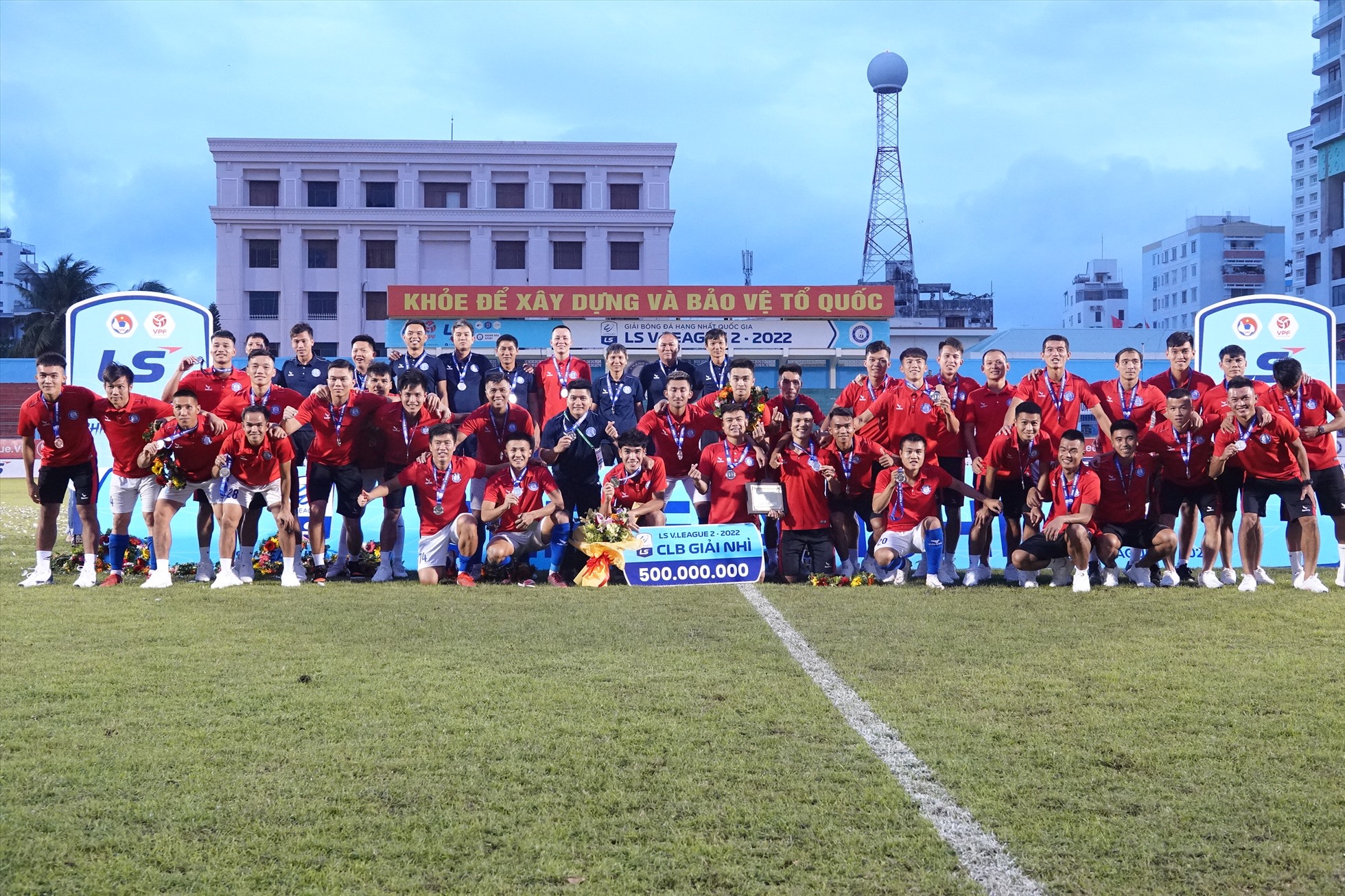 Với ngôi á quân giải hạng Nhất 2022, đội Khánh Hòa được ban tổ chức thưởng 500 triệu đồng, bên cạnh số tiền lớn từ ban lãnh đạo đội bóng. Ông Tân cho biết sẽ sớm họp với ban lãnh đạo đội và địa phương để chuẩn bị cho V.League 2023.