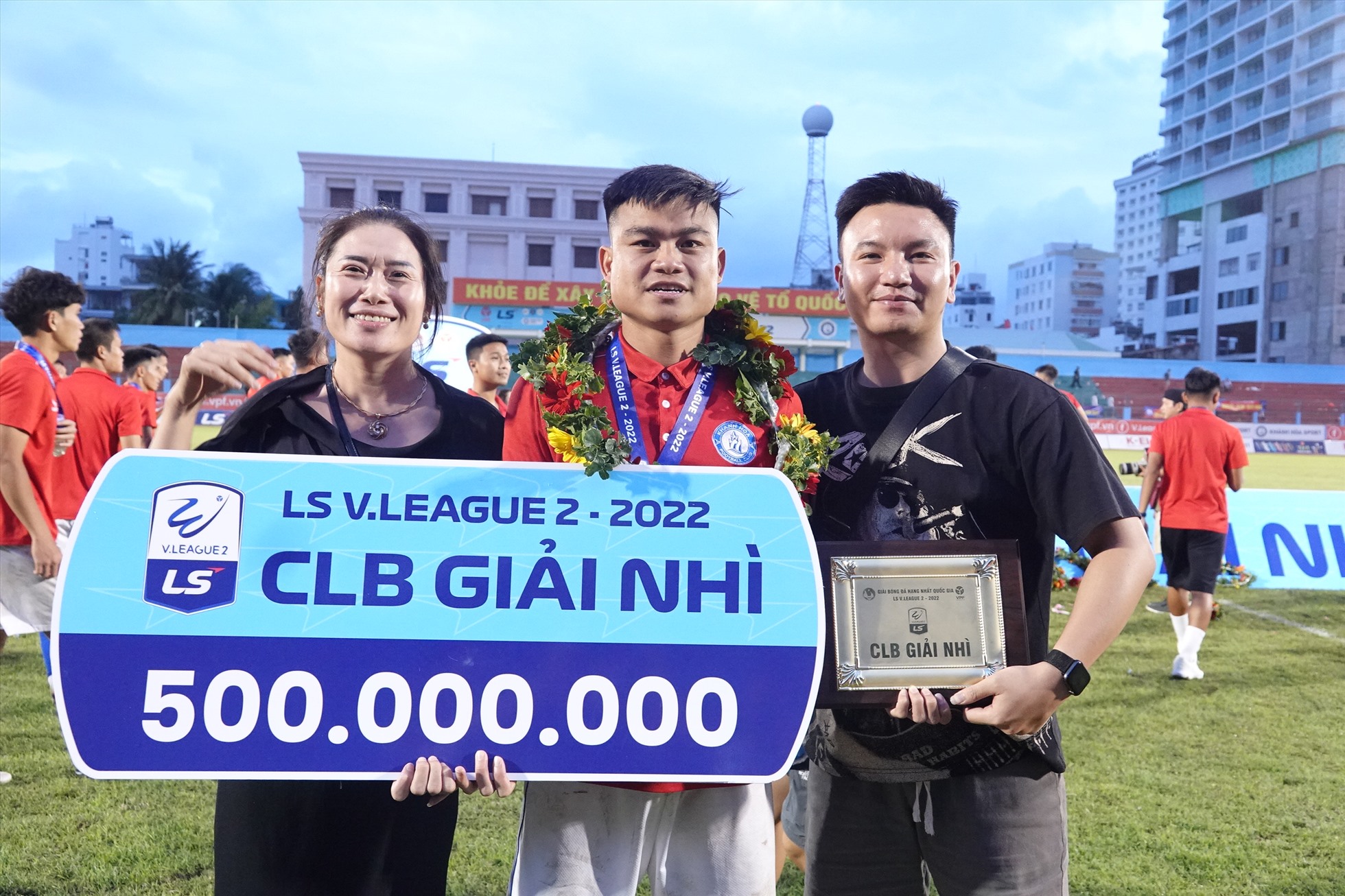 Tiền đạo Nguyễn Hữu Khôi chia vui cùng người thân trong gia đình. Ở mùa bóng vừa qua, Hữu Khôi là cầu thủ ghi bàn nhiều thứ 2 của đội với 6 bàn thắng, chỉ kém Lê Thanh Bình (9 bàn).