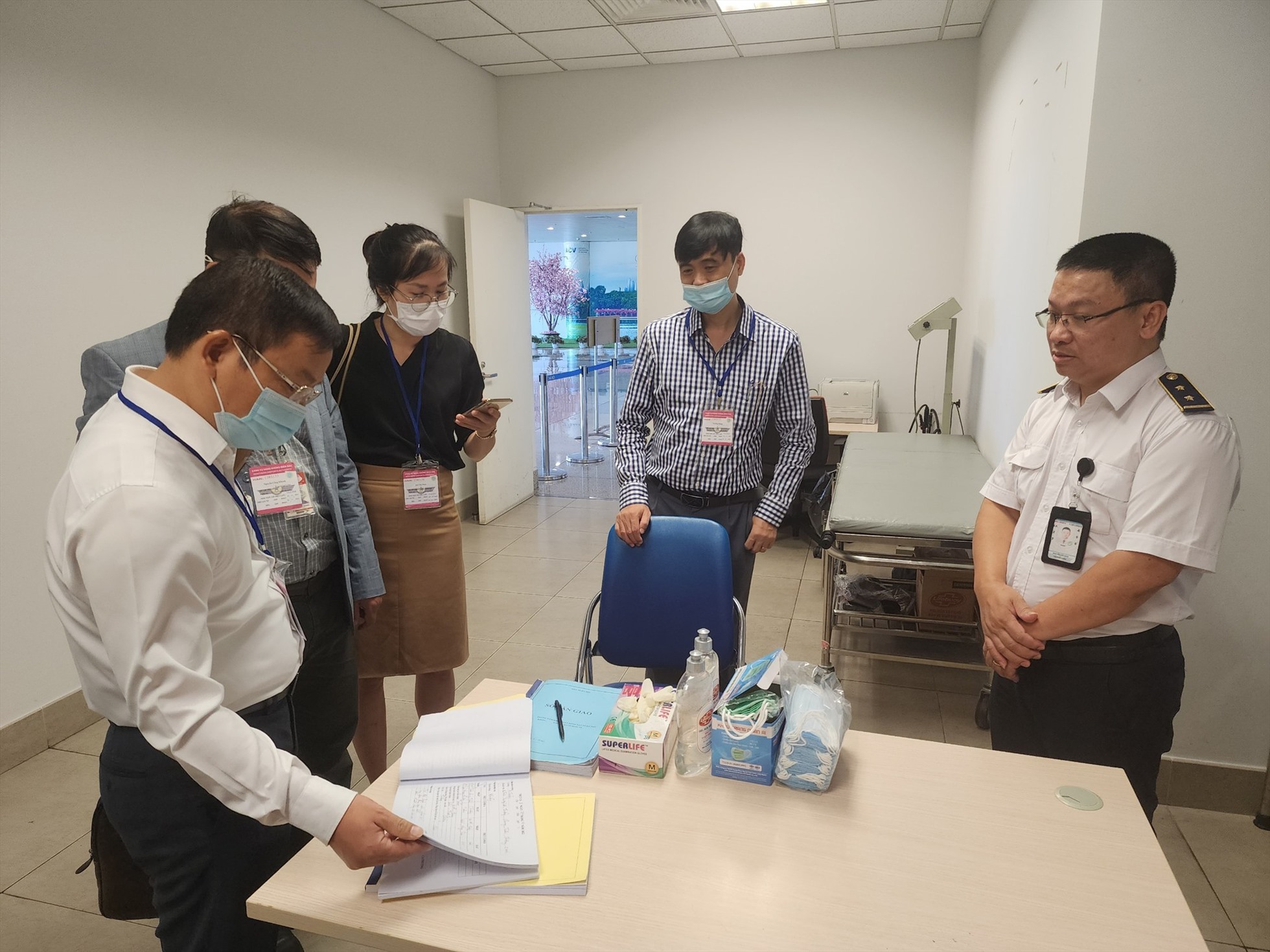 Đoàn công tác kiểm tra tại sân bay Nội Bài.