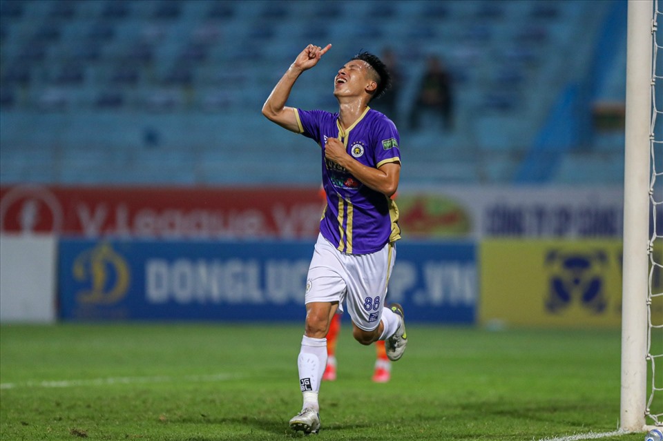 Tiền vệ Hùng Dũng ghi bàn thắng đầu tiên trong mùa giải V.League 2022. Ảnh: Minh Dân